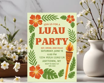 Może przedstawiać: Jasnozielone zaproszenie na imprezę Luau z pomarańczowymi kwiatami hibiskusa, zielonymi liśćmi i ilustracją pochodni tiki. Tekst zaproszenia brzmi "Join us for a Luau Party" ze szczegółami wydarzenia.