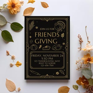 Könnte beinhalten: Schwarze Einladungskarte mit goldfarbenem Art-Deco-Rand und dem Text "Join us for Friends Giving". Die Karte enthält Illustrationen einer Truthahn, eines Kürbis und anderer Thanksgiving-Symbole. Florale Akzente umgeben die Karte.