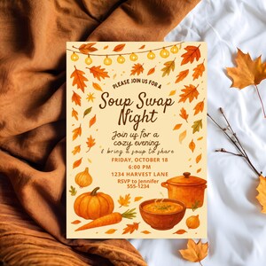 Op de afbeelding: Een herfstthema uitnodiging voor een Soup Swap Night. Het ontwerp bevat een pompoen, wortel en soepkom illustratie. Tekst omvat "Soup Swap Night", datum, tijd en RSVP informatie. De achtergrond is een warm beige met herfstbladeren.