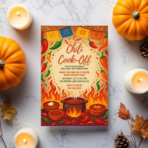 Könnte beinhalten: Eine festliche Einladung zum Chili Cook-Off, mit einer zentralen Illustration eines Topfes Chili über einem Feuer, umgeben von Chilischoten. Der Text lautet "Chili Cook-Off" und enthält Eventdetails. Kürbisse und Kerzen umgeben die Einladung.