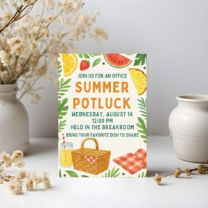 Puede incluir: Una tarjeta de invitación rectangular con un tema de potluck de verano. La tarjeta presenta ilustraciones de frutas, una cesta de picnic y un vaso de limonada. El texto en la tarjeta dice "Únase a nosotros para un potluck de verano en la oficina" y proporciona detalles de fecha, hora y lugar.