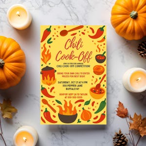 Könnte beinhalten: Eine gelbe Einladung für ein Chili Cook-Off, mit Illustrationen von Chili-Zutaten und Kochutensilien. Der Text lautet "Chili Cook-Off" mit Veranstaltungsdetails, umgeben von Kürbissen, Kerzen und Herbstlaub.