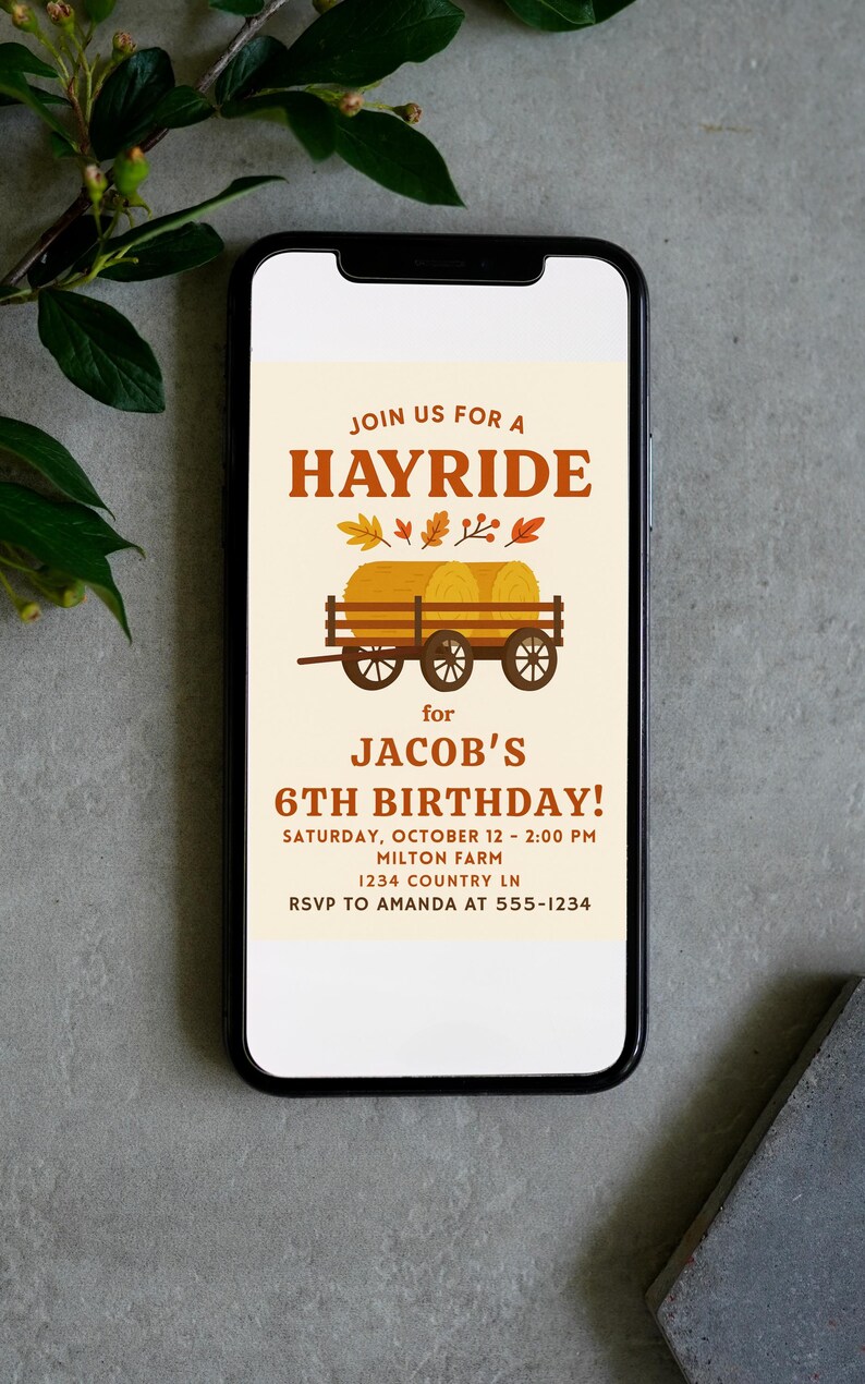 Puede incluir: Un tel&eacute;fono inteligente muestra una invitaci&oacute;n de cumplea&ntilde;os con el texto "Join us for a Hayride" en marr&oacute;n. La invitaci&oacute;n presenta un carro con balas de heno y dice "&iexcl;6&ordm; Cumplea&ntilde;os de Jacob!" con detalles del evento.