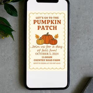Peut inclure: Un smartphone affiche une invitation sur le th&egrave;me de l'automne. Le texte "LET'S GO TO THE PUMPKIN PATCH" est surmont&eacute; d'illustrations de citrouilles. L'invitation indique la date, l'heure et le lieu : 5 octobre 2024, 11h00, Country Road Farm. Les coordonn&eacute;es RSVP sont &eacute;galement fournies.
