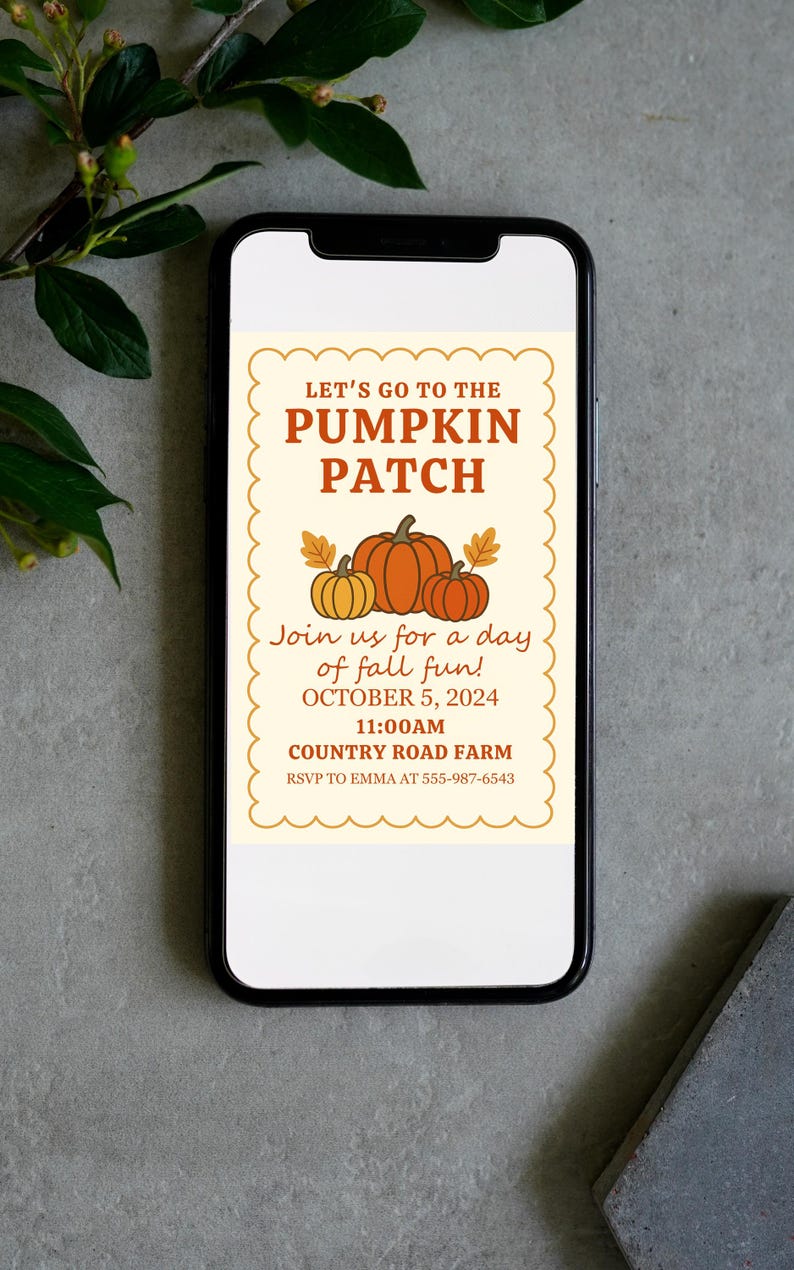 Peut inclure: Un smartphone affiche une invitation sur le th&egrave;me de l'automne. Le texte "LET'S GO TO THE PUMPKIN PATCH" est surmont&eacute; d'illustrations de citrouilles. L'invitation indique la date, l'heure et le lieu : 5 octobre 2024, 11h00, Country Road Farm. Les coordonn&eacute;es RSVP sont &eacute;galement fournies.
