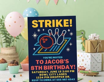 Puede incluir: Una invitación de cumpleaños azul marino con la palabra "STRIKE!" en amarillo. La invitación presenta un gráfico de bolos y bolos. El texto dice "You're invited to Jacob's 8th Birthday!" con detalles de fecha, hora y lugar.