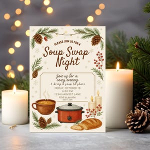 Könnte beinhalten: Eine cremefarbene Einladung für eine "Soup Swap Night" mit Illustrationen von Suppe, einem Slow Cooker, Brot, Tannenzapfen und Grünzeug. Der Text lädt zu einem gemütlichen Abend ein.