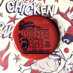 Może przedstawiać: Okrągła, czerwona przypinka z napisem "Captain Spaulding's World Famous Murder Ride". Przypinka zawiera czarno-białą ilustrację czaszki w cylindrze. Tło to plakat w stylu vintage.