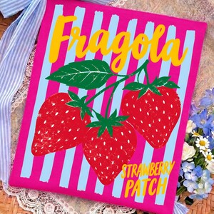 Peut inclure: Un article en tissu rectangulaire avec un fond à rayures verticales rose vif et bleu clair. Trois fraises rouges avec des feuilles vertes sont centrées. Le texte jaune indique Fragola en haut et STRAWBERRY PATCH en bas.