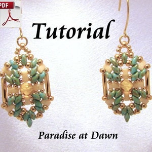 Op de afbeelding: Een paar gouden oorbellen met turquoise en witte kralen, die een geometrisch ontwerp vormen. De oorbellen zijn gelabeld "Paradise at Dawn" en "Tutorial".