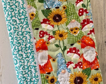 Funda para cuaderno de composición con diseño de gnomos de jardín, acolchada a máquina - hecha a medida