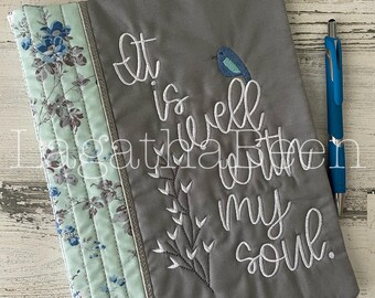 Funda acolchada bordada para cuaderno de composición - "It Is Well"