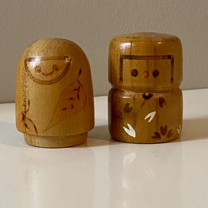 Vintage miniatuur Kokeshi-poppen – handgeschilderde houten beeldjes – Japanse volkskunst