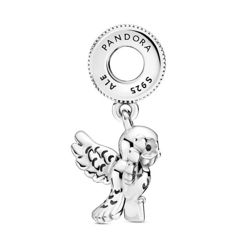 Puede incluir: Un charm de plata con un dise&ntilde;o detallado de un b&uacute;ho con las alas extendidas. El charm est&aacute; suspendido de una anilla redonda con la marca "Pandora" y "S925". El b&uacute;ho tiene detalles intrincados de plumas.