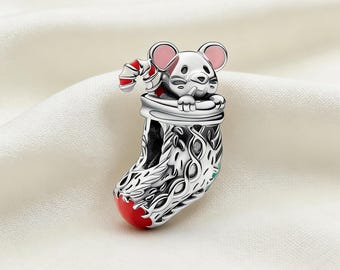 Charm de ratón festivo y calcetín, de plata de ley 925, compatible con pulseras Pandora. Inspirado en el regalo perfecto para niñas y mujeres.
