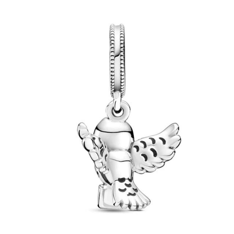 Puede incluir: Un charm de plata con forma de b&uacute;ho con las alas extendidas, con marcas negras en las alas y las patas. Dise&ntilde;ado para colgar de una pulsera o collar, el charm est&aacute; hecho de un metal brillante y reflectante. Un objeto decorativo.