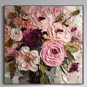 Puede incluir: Cuadro floral cuadrado con marco negro. La obra presenta una técnica de impasto texturizada, que representa un ramo de rosas rosas, blancas y burdeos con hojas verdes. El cuadro está sobre un sofá blanco.