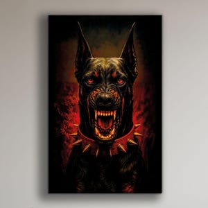 Könnte beinhalten: Gerahmter Leinwanddruck mit einem bedrohlichen Dobermann Pinscher mit gefletschten Zähnen und leuchtend roten Augen. Der Hund trägt ein Stachelhalsband vor einem dunklen, feurigen Hintergrund. Das Kunstwerk hängt über einem grünen Sofa.