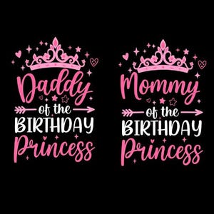Op de afbeelding: Twee bijpassende zwarte grafische ontwerpen met roze tekst en kronen. De ene zegt "Daddy of the Birthday Princess" en de andere "Mommy of the Birthday Princess". Sterren en harten omringen de tekst.