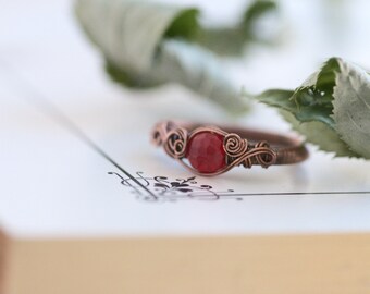 Anillo de cuarzo rojo, tamaño de EE. UU. 7.5, anillo boho natural inspirado en la bruja celta, joyería de cuarzo rojo de cobre envuelto en alambre