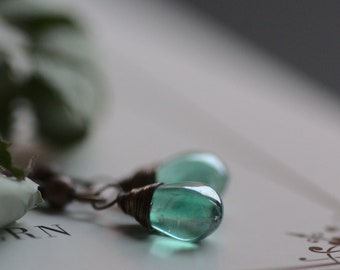 Pendientes de lágrima delicados, elija su color, verde menta o azul cobalto, pendientes de gota colgantes, joyería inspirada en la naturaleza linda