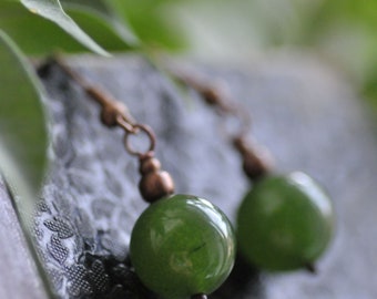 Boucles d'oreilles en jade vert, bijoux sorcière en cuivre, boucles d'oreilles bohème vertes, bijoux vert foncé inspirés de la nature