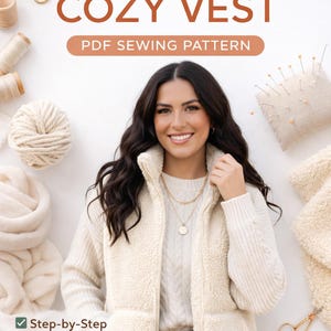 Peut inclure: Une femme porte un gilet douillet crème, avec le texte "MAKE YOUR OWN COZY VEST PDF SEWING PATTERN". L'image comprend des fournitures de couture comme des ciseaux, du fil et un coussin à épingles. Le texte dit aussi "Step-by-Step Instructions", "All Sizes Included", et "Perfect for Beginners".