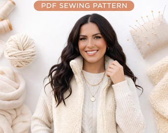 Könnte beinhalten: Eine Frau trägt eine cremefarbene, gemütliche Weste mit dem Text "MAKE YOUR OWN COZY VEST PDF SEWING PATTERN". Das Bild enthält Nähzubehör wie Schere, Faden und ein Nadelkissen. Der Text lautet auch "Step-by-Step Instructions", "All Sizes Included" und "Perfect for Beginners".