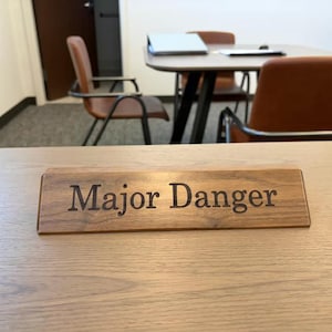 Personalized Engraved Desk Name Plate, Custom Name wedge, Custom Desk Name Sign, Office Walnut Desk Plate, Corporate Office Gifts Bild 2