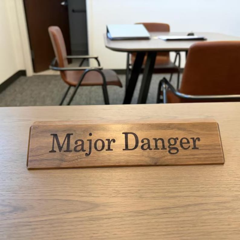Personalized Engraved Desk Name Plate, Custom Name wedge, Custom Desk Name Sign, Office Walnut Desk Plate, Corporate Office Gifts Bild 2
