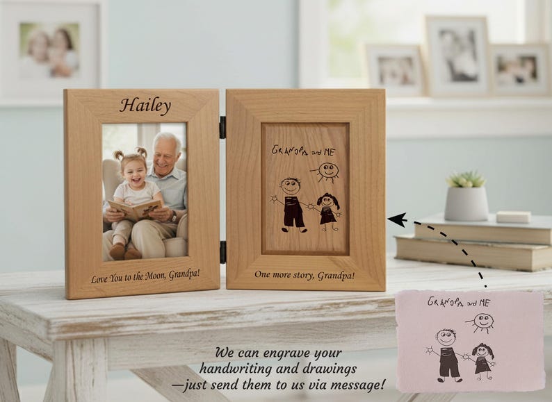 Op de afbeelding: Een houten fotolijst met twee panelen. E&eacute;n kant heeft een foto van een meisje en een man, met de naam "Hailey" erboven. De andere kant heeft een tekening van een persoon en een kind met de tekst "Opa en ik".