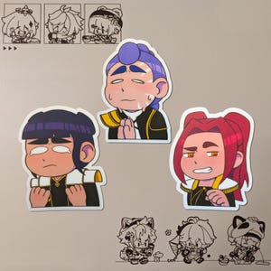 Op de afbeelding: Een verzameling cartoonstickers met anime-achtige personages met verschillende uitdrukkingen. De stickers tonen personages met paars, rood en blauw haar, gekleed in zwarte en gouden outfits. Er zijn ook extra kleine zwart-wit karakterillustraties aanwezig.