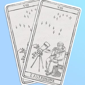 Peut inclure: Deux cartes de tarot rectangulaires présentant un dessin au trait noir et blanc d'une personne assise sur une caisse, écrivant dans un livre à côté d'un télescope. Le ciel au-dessus contient des étoiles et le chiffre romain VIII. L'ASTRONOME est écrit.