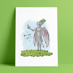Op de afbeelding: Een grillige illustratie toont een grijze waterspuwerfiguur die een klavertjevier vasthoudt. De waterspuwer draagt een groene hoed en staat op een groene bladeren. De tekst luidt "Any luck yet?" in een speels lettertype.
