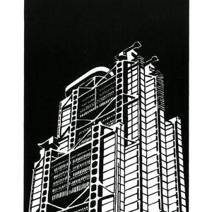 Könnte beinhalten: Schwarz-Weiß-Linolschnitt eines modernen Wolkenkratzers. Das Gebäude weist ein komplexes architektonisches Design mit zahlreichen Fenstern und Strukturelementen auf. Die Signatur des Künstlers und das Jahr 2017 sind unten rechts zu sehen.