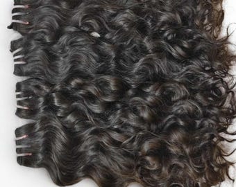 Pode incluir: Extensões de cabelo ondulado castanho escuro. O cabelo é disposto em mechas, com um padrão de cachos natural. A imagem é tirada contra um fundo branco. O texto "4.06hair" é visível no canto superior esquerdo.