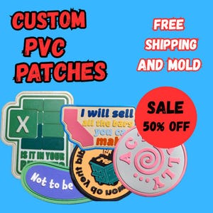 Pode incluir: Uma coleção de patches de PVC personalizados em várias formas e cores, incluindo um patch verde com tema Excel, um patch rosa em forma da Califórnia e um patch redondo com um design em espiral. A imagem também inclui o texto "CUSTOM PVC PATCHES" e "SALE 50% OFF".