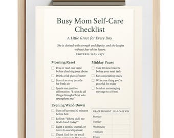 Könnte beinhalten: Ein Klemmbrett mit einer gedruckten Checkliste mit dem Titel "Busy Mom Self-Care Checklist". Die Checkliste enthält Abschnitte für Morgen-, Mittags- und Abendroutinen mit Kontrollkästchen für jede Aufgabe. Das Klemmbrett hat einen Holzrahmen und eine Metallklammer.