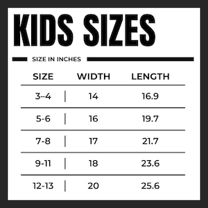 Pode incluir: Um gr&aacute;fico em preto e branco intitulado "KIDS SIZES" com medidas de tamanho em polegadas. O gr&aacute;fico inclui tamanhos 3-4, 5-6, 7-8, 9-11 e 12-13, com as medidas de largura e comprimento correspondentes.