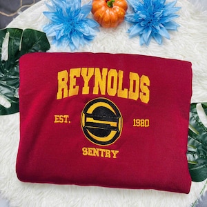 Moletom bordado personalizado – &quot;REYNOLDS SENTRY&quot; com gola redonda estilo universitário | Visual universitário vintage | Presente personalizado para ele ou ela