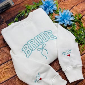Bluza z nadrukiem zaręczynowym Przyszła pani sweter Bluza z nadrukiem panny młodej Kokietka Ślubny niestandardowy prezent dla panny młodej, Bluza z nadrukiem kokardy panny młodej Spersonalizowana bluza z okrągłym dekoltem dla panny młodej