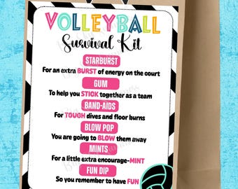 Könnte beinhalten: Eine braune Papiertüte mit einer schwarzen Schleife und einem Etikett mit der Aufschrift "VOLLEYBALL Survival Kit". Das Etikett enthält eine Liste von Artikeln wie Starburst, Kaugummi, Pflaster, Blow Pop, Minze und Fun Dip, mit einer Volleyball-Grafik.