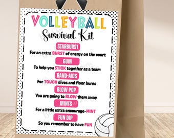 Könnte beinhalten: Eine braune Papiertüte mit einer schwarzen Schleife und Griffen. Die Tüte zeigt eine weiße Karte mit den Worten "VOLLEYBALL Survival Kit" in farbigem Text. Die Karte listet Artikel wie Starburst, Kaugummi, Pflaster und Minze mit einer Volleyball-Grafik auf.