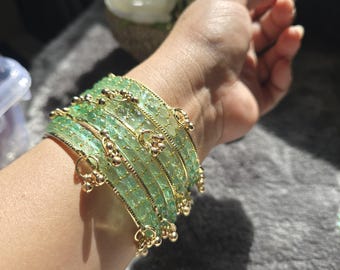 Braccialetti in vetro verde con campanellini Kashmiri / Set di gioielli festivi indiani per matrimoni (10 braccialetti)