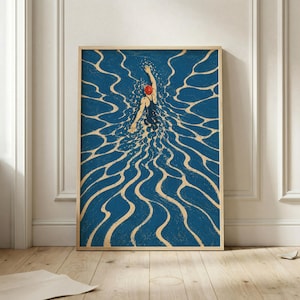 Op de afbeelding: Een rechthoekige wandkunstprint met een gestileerde illustratie van een zwemmer in een donkerblauw zwembad. De zwemmer draagt een felrode badmuts en staat in het midden, omringd door vloeiende, lichtgekleurde golvende lijnen die water voorstellen.