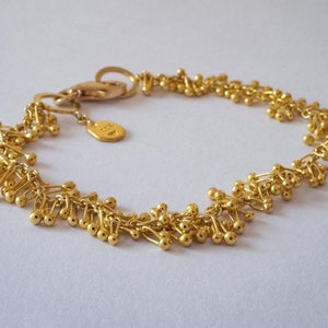 22k massief gouden druppels dansen op 18k gouden kettingarmband, handgemaakte fijne sieraden, aanpasbaar.