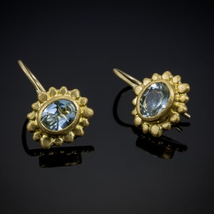 22 k Solid Gold Sonne Blume Ohrringe mit Aquamarin, März Birthstone, alten Stein Einstellung Technik, feine Schmuck Bild 1