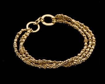 Elegante y rica pulsera de 3 filas hecha a mano con cuentas de oro macizo de 18k, diseño exclusivo de joyería fina.
