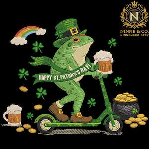 Puede incluir: Diseño bordado de una rana verde con sombrero montada en un patinete verde, sosteniendo una cerveza. La rana tiene una pancarta que dice "Happy St. Patrick's Day!". Tréboles, arcoíris y una olla de oro sobre fondo negro.