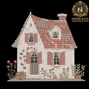 Może przedstawiać: Haftowany obraz urokliwego domku z czerwono-beżowym dachem z płytek, czerwonymi okiennicami i małym kominem. Domek ma jasnobeżową fasadę z drzwiami i oknami. Obraz zawiera tekst "Ninne & Co. NinneEmbroidery".